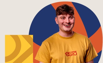 A young man in a yellow "esto" t-shirt stands smiling in front of a background with blue, orange, and yellow geometric shapes.
