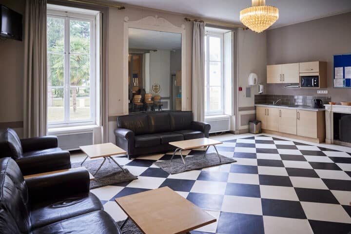france-cgr-teacher-lounge-carousel
