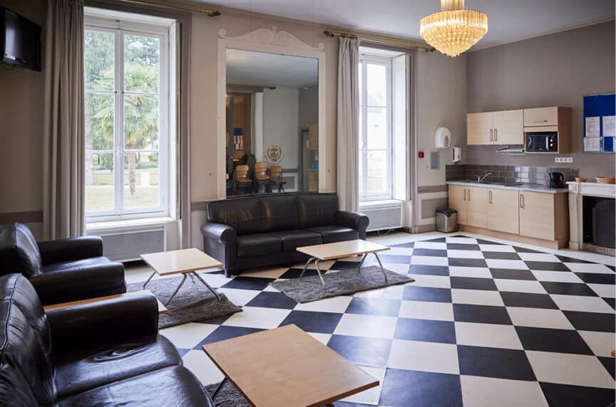 france-cgr-teacher-lounge-carousel